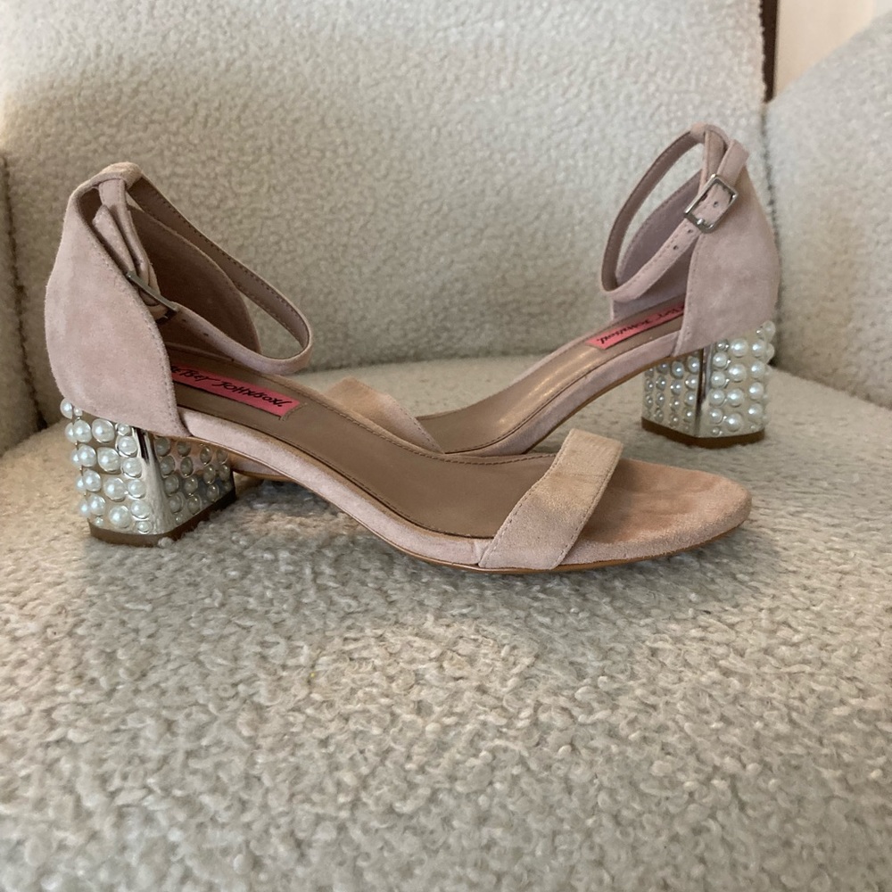 BETSY JOHNSON NYLA blush pink suede with pearls block heel pump shoe